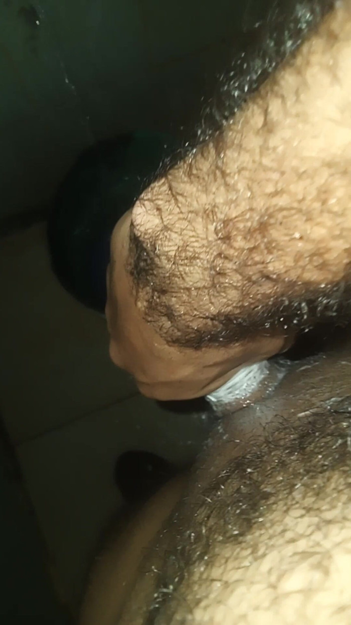 Cute boy jerks off: yuvak apni saas ke shovar men naha raha tha aur...