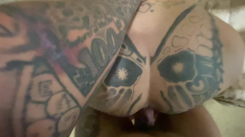 MzKiTTy91: Краля з блідою великою дупою жорстко відтрахана раком, розсуваючи щоки