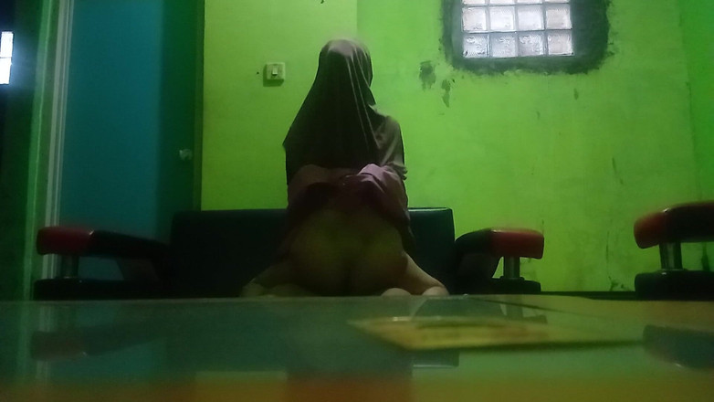 Famly sex: Vrtěvka kundičky mého nevlastního bratra je tak lahodná.