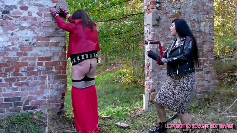 Domina Lady Vampira - SM Studio Femdom Empire: 야외 보기 1