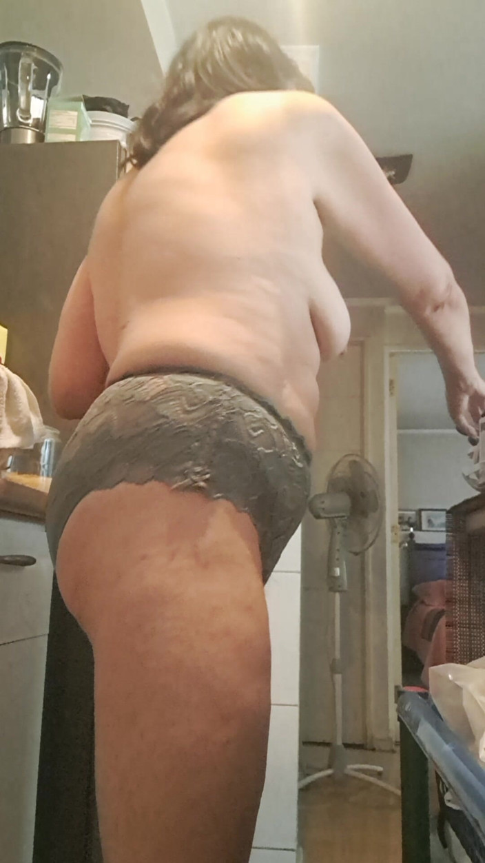 Mommy big hairy pussy: Olgun üvey anne şortlarını çalıştırıyor