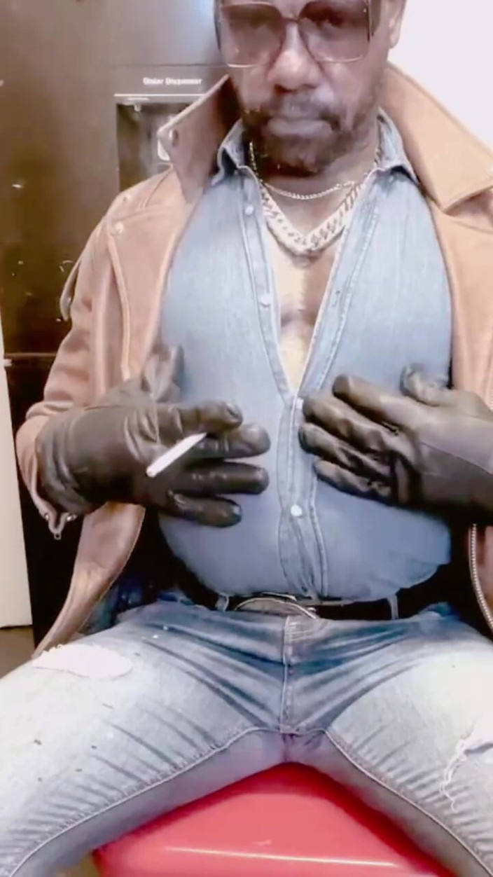 Black mature kinky muscle: Denim negru - joc cu țâțe și masturbare