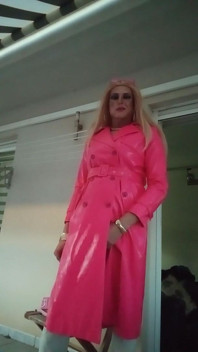Blondine alleen buitenshuis