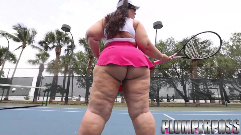 Plumper pass: Grăsuța Luna Lark ia mingi de neagră după tenis