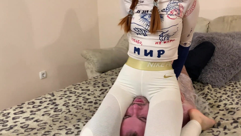Petite Princesses Femdom: Verspieltes mädchen mit zöpfen in leggings - kehlenitting-kontrolle und spucken, demütigung...