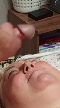 Hàng xóm được ngậm tinh dịch sau khi tôi sục cu của tôi