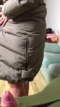 Glänzende Pelzjacke unter die kapuze. Halsfick, spuckspiele, reiten und sperma tropft auf meinen mantel