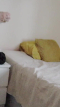 Handy Oma Bläst Schwarzen Liebhaber Am Frühen Morgen Vor Der Arbeit in Seinem Zimmer.
