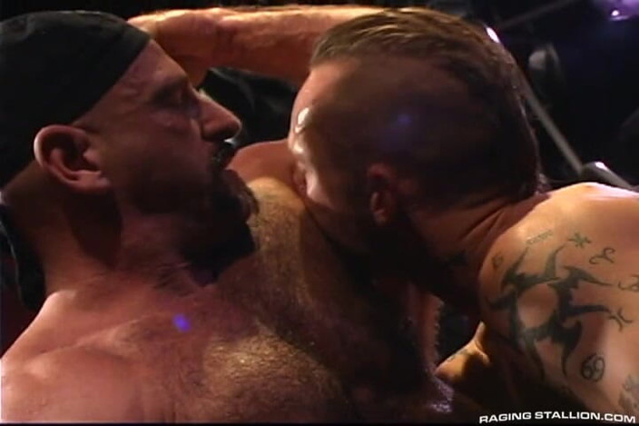 Raging Stallion: Tes maîtres