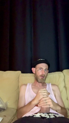 Jack_D_Stranger: Hampir ditangkap mengusapnya di Airbnb di sofa