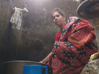 Bini desi India Bihari Mandi Dan Saree Keluarkan Pertunjukan buah dada di bilik lahir