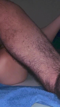 De milf naast de deur opent haar benen, deel 2