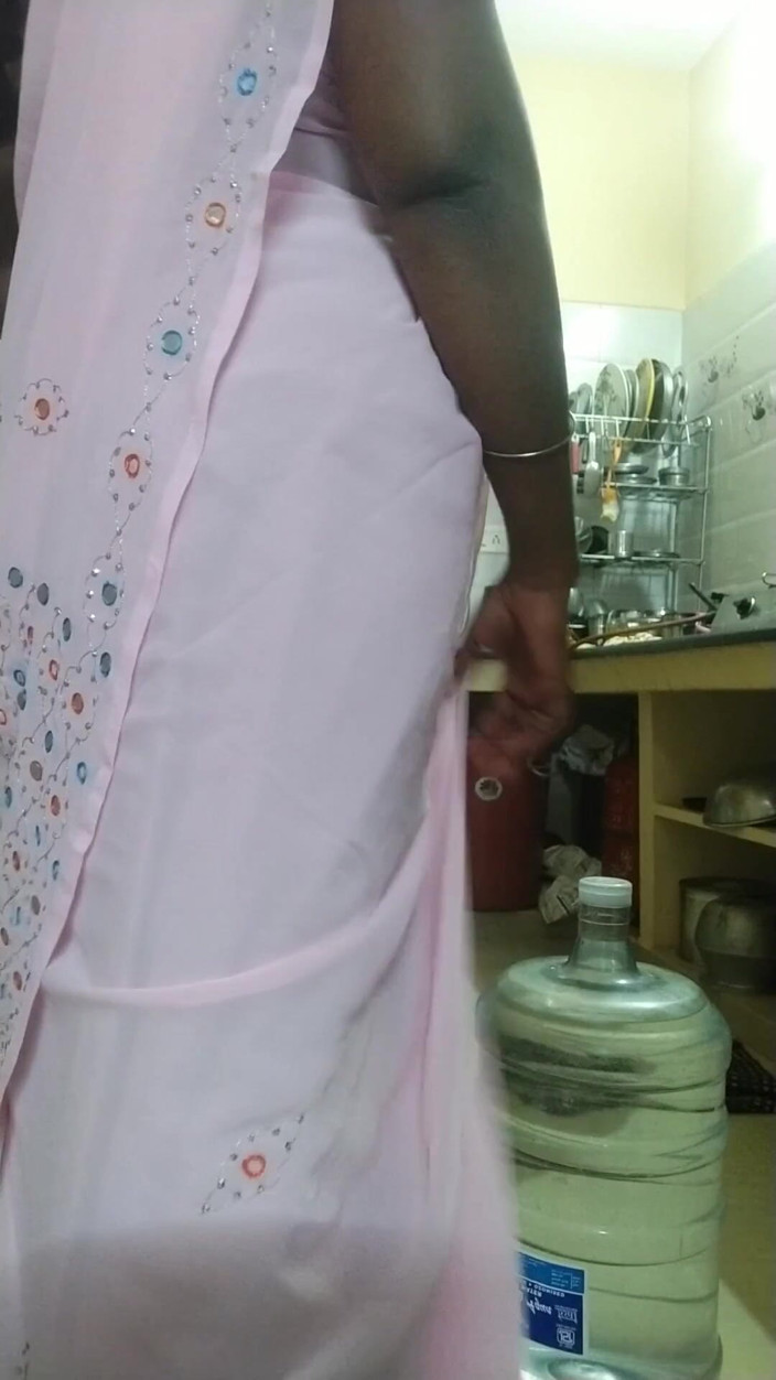 Saranya: Watercan 男孩 操逼