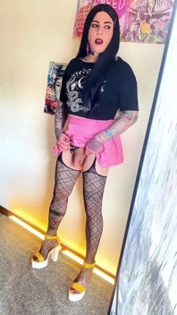 Fată drăguță gotică transseă se masturbează și ejaculează în oglindă