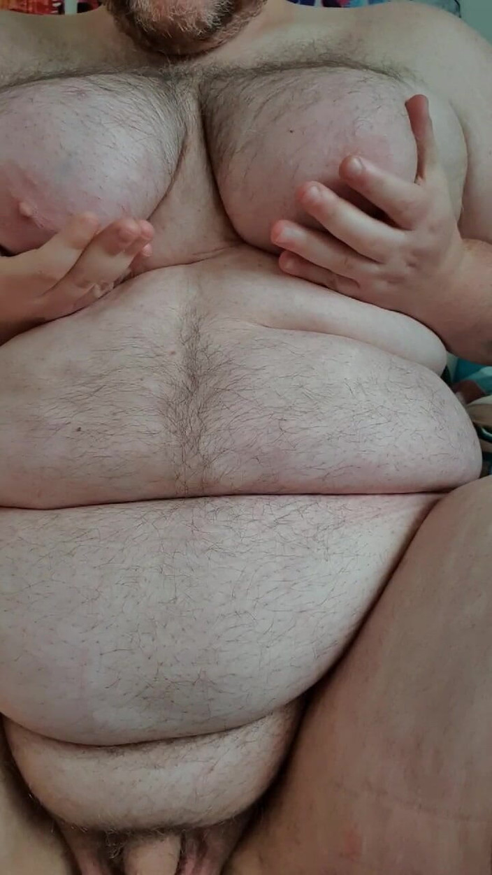 Gordifat: 太った男がチンポとおなかで遊ぶ