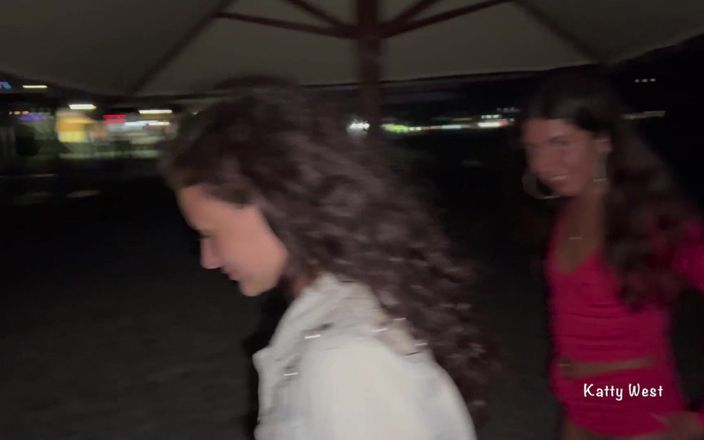 Katty West: Brunette vrienden pissen samen op het strand