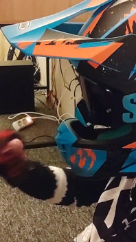 Facet z Motocross szarpie się po seksie do swojego partnera