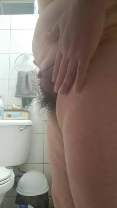 Mommy big hairy pussy: 熟女展示她的肥厚毛茸茸的阴户