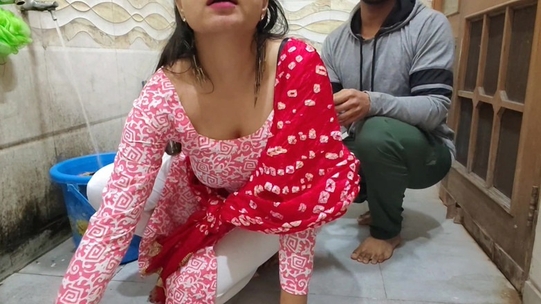 Hornycouple149: Bhabhi трахнули во время стирки одежды в ванной, рискованно на улице