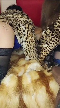Due splendide ragazze provano costose lussuose in pelliccia e stivali di pelle pitone di marca