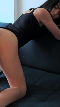 Laura con su cara bonita sexy y culo ardiente está lleno de semen.