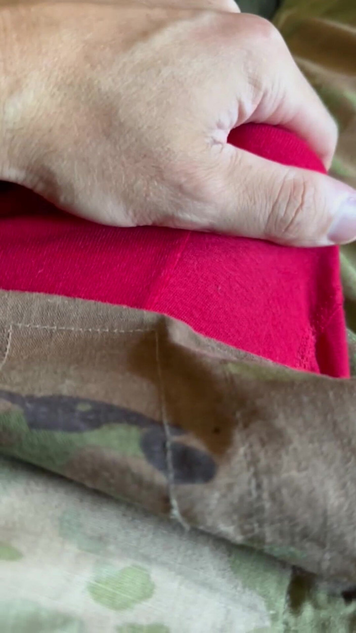 Gay Soldier Stuff: Kåt amerikansk armésoldat slappnar av efter en helikopterflygning och rycker...