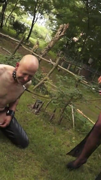 Gli schiavi sessuali maschi BDSM vengono frustate dall'amante
