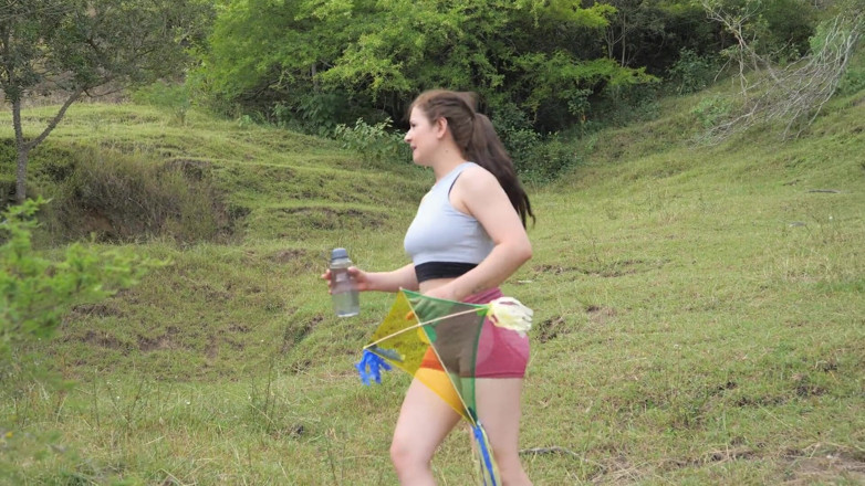 Sweetfantasy131: La mia sorellastra non aveva mai volato un aquilone e...
