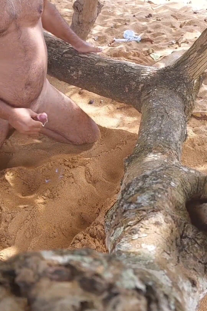 Ladysilvas: Ladysilva naken på stranden garvad med ett märke onanerar som...