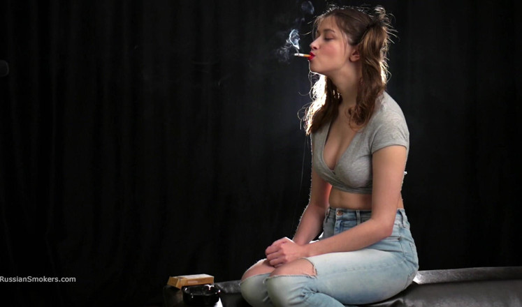 Russian Smokers: Seksowna rosyjska syrena palenie papierosa Powolny dokucza
