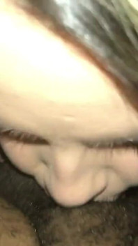Lei succhia lo sperma fuori quel piccolo cazzo
