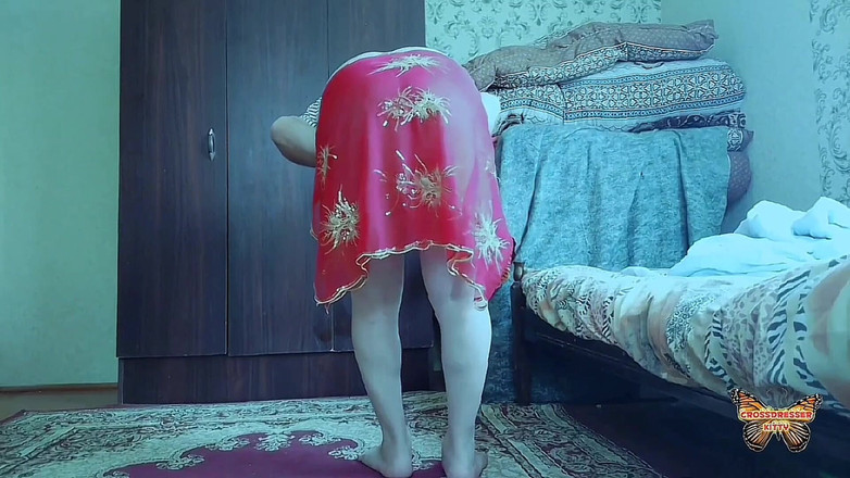 Kitty_Cross: Fată transsexuală uimitoare care fixează conturul de ochi cu mâinile...