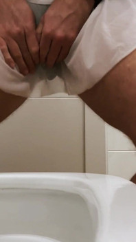 穿着迷你裙、屁股大的异装者正在尿尿