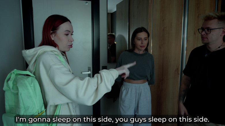 Toma Mur: 야생 호텔 섹스에서 의붓 아들과 침대를 공유하는 새엄마와 의붓여동생 (feat. Kisscat)