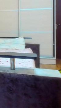 Горячая сексуальная Myla_angel танцует стриптиз в красном платье, раздвигает, трахает пальцами, играет с ее киской и сиськами!