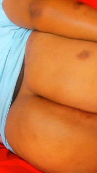 La miLF culona guarda segretamente il porno mentre si masturba