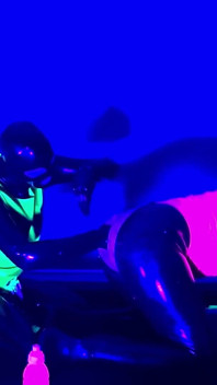 O altă rundă de futai în cur cu vibratorul legat UV