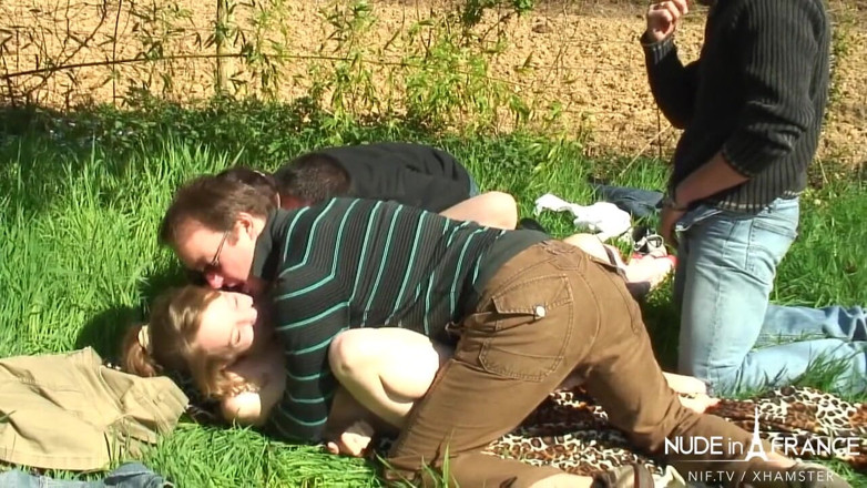 Nude in France: do kaamuk yuva phrench veshyaon ko ghar ke baahar samooh...
