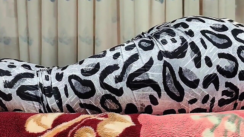 Nadia Nada: 当我的继母让我按摩她背部时，她正在练习瑜伽。