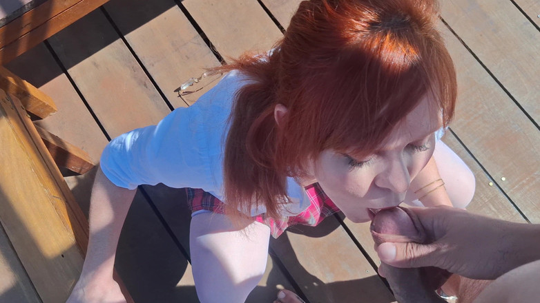 Porcelain Doll: 在花园里操无辜的红发女郎