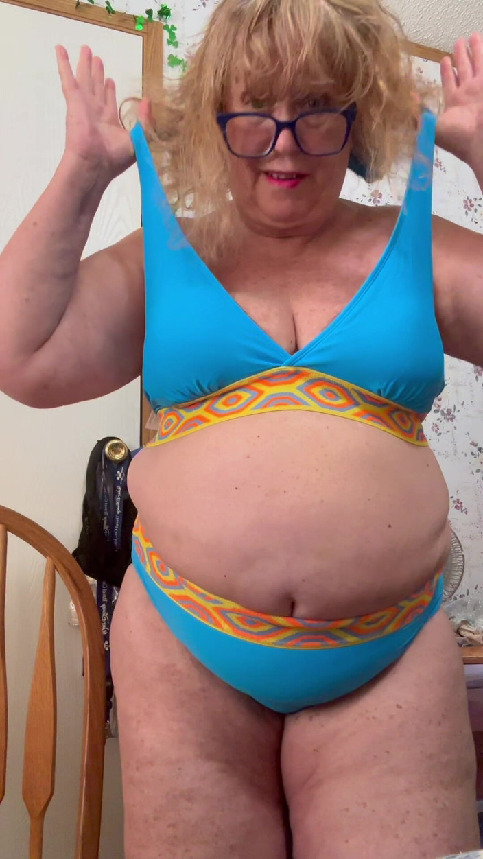 Big Ass 4 U: Guarda i miei nuovi costume da bagno