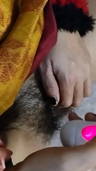 Bhabhi ha inserito un sex toy nella figa e ha tolto il succo di figa