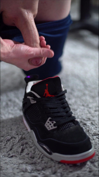 Sneakersmax98: Elle joue avec des baskets Rétro IV de Jordan et...