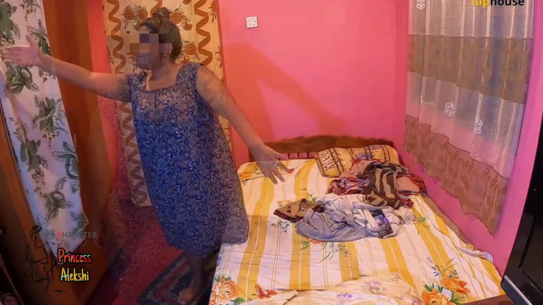 Princess Alekshi: Madrastra atrapa a su hijastro viendo porno y le da...