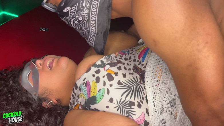 CuckoldHouse: ブラジルのBBWがスイングクラブでグループセックスをする