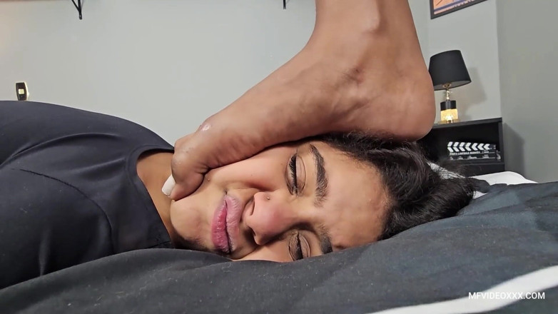 MF Feet: Polykání mých velkých nohou