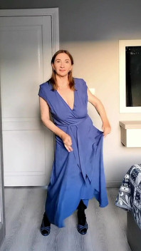 Reife kurven in Bewegung: ein verführerischer strip-dance in dessous, strümpfen und Absätzen