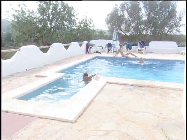 Naughty Girls: Sexy milfky v bazénu