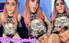 EmmaInkTrans: Hermosa chica trans tatuada se masturba y tiene una corrida...
