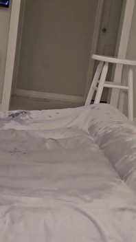 Ragazza bianca con culo perfetto si fa un ditalino e ricoperta d'olio nel video